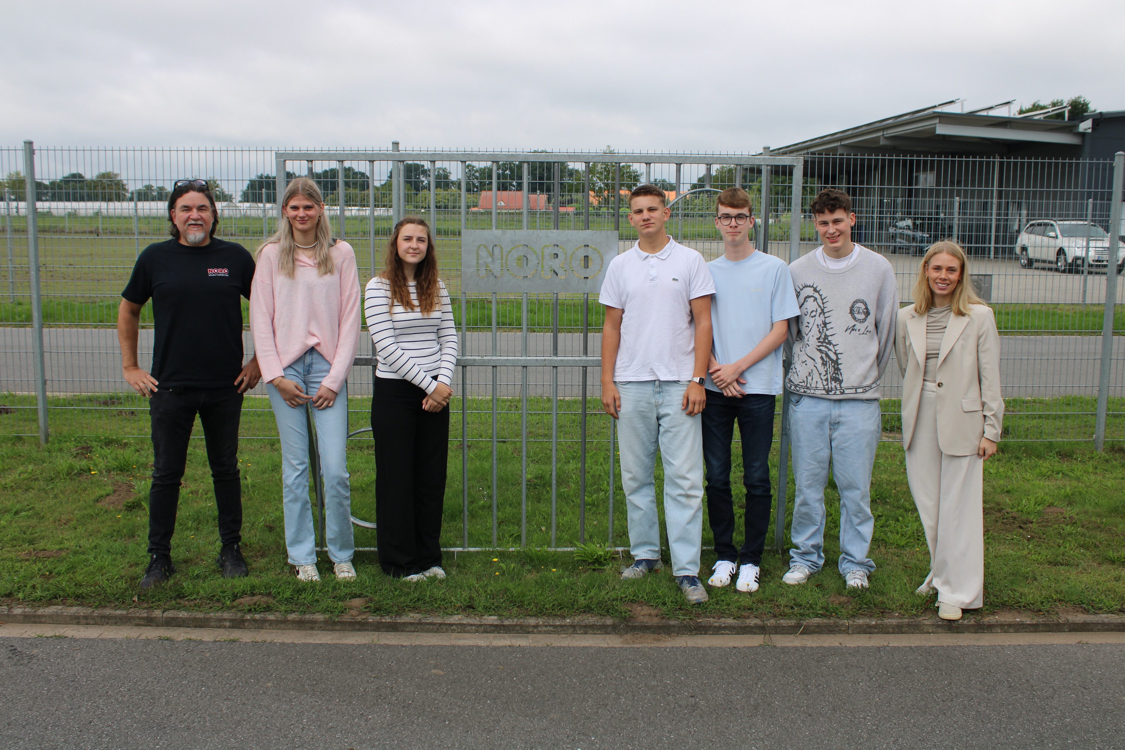 Gruppenbild zum Ausbildungsstart 2025 bei NORO